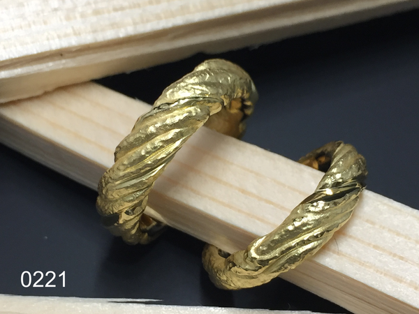 Partnerring in 0750 Gelbgold  mit individueller Struktur, handgefertigt in der Manufaktur Wipf.