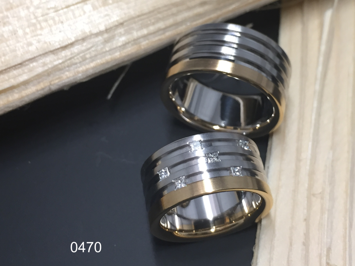 Partnerringin 0750 Weiss-Rotgold mit Diamant-Carré, aus der Goldschmiede Wipf in Wil.