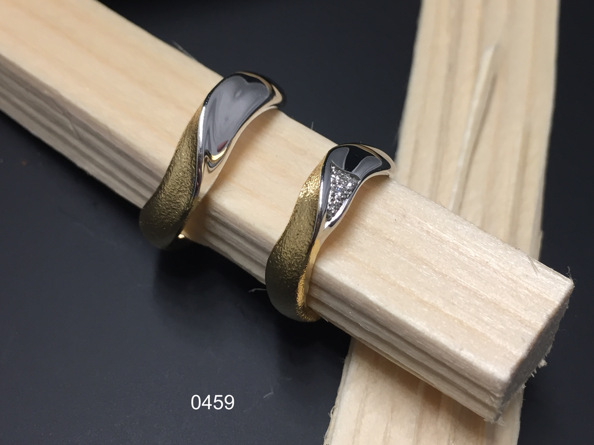 Trauringe aus dem Goldschmiedeatelier Wipf in Wil in Gelb-Weissgold mit Brillanten.