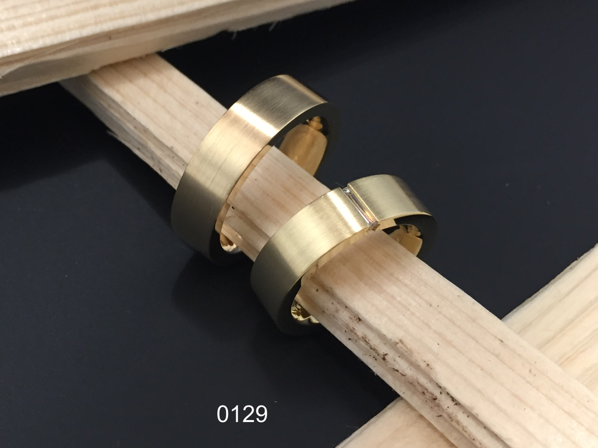 Partnerringe 0750 Gelbgold mit Diamantbaguette, handgefertigt in der Goldschmiede Wipf.