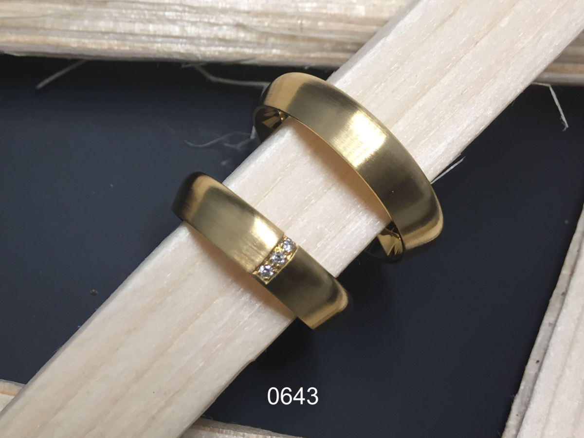 Partnerringe in 0750 Gelbgold, Tropfenprofil mit Brillanten, Unikat aus der Goldschmiede Wipf in Wil.