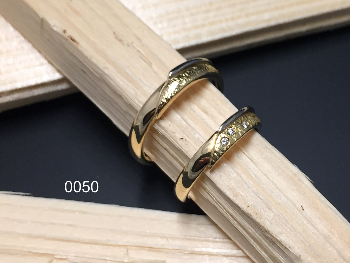 Trauringe aus dem Goldschmiedeatelier Wipf in Wil, Gelb-Weissgold mit Brillanten.
