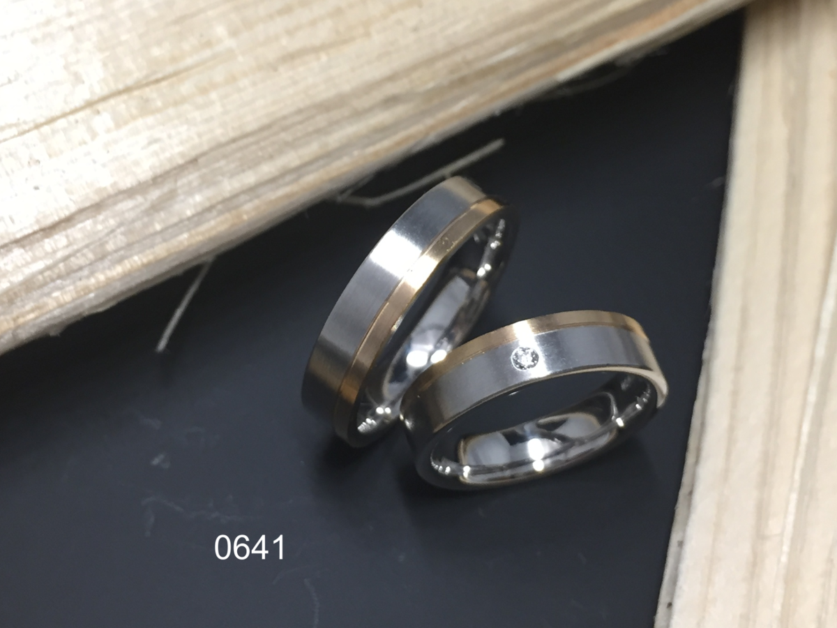 Partnerring in 0750 Weiss-Rotgold mit einem Brillant, handgefertigt in der Goldschmiede Wipf in Wil.