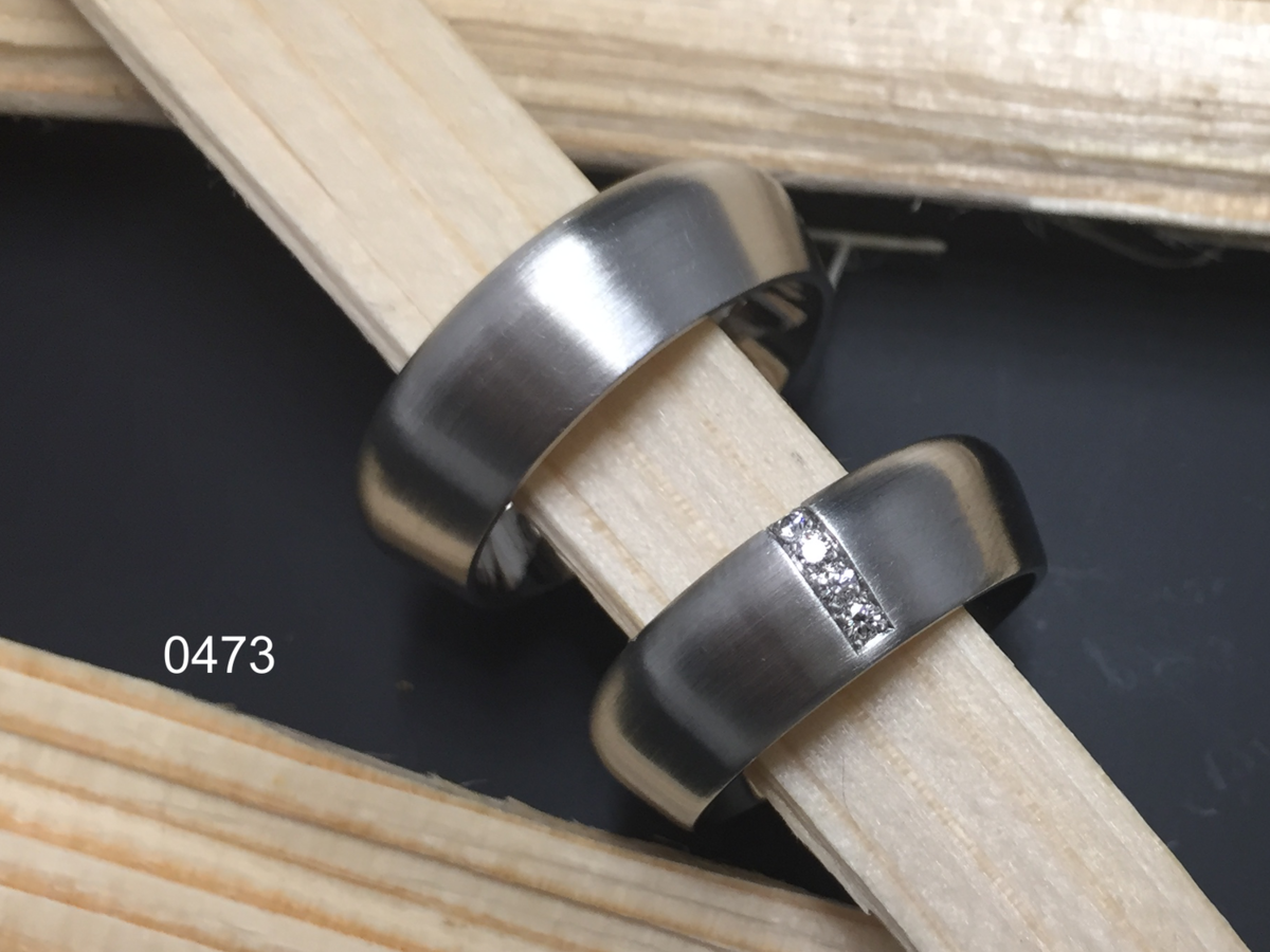 Partnerring in 0950 Platin im Tropfenprofil mit Brillanten, handgefertigt in der Goldschmiede Wipf.
