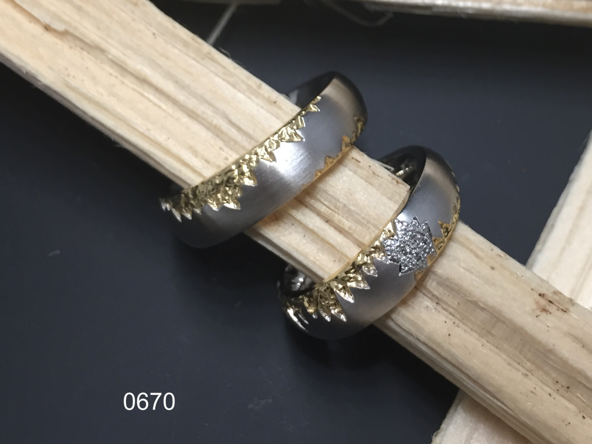 Partnerringe in 0750 Weissgold mit strukturiertem Gelbgold und Brillanten, gefertigt in der Goldschmiede Wipf in Wil.