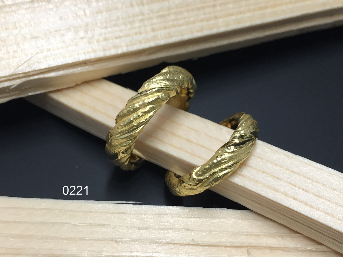 Partnerring in 0750 Gelbgold  mit individueller Struktur, handgefertigt in der Manufaktur Wipf.