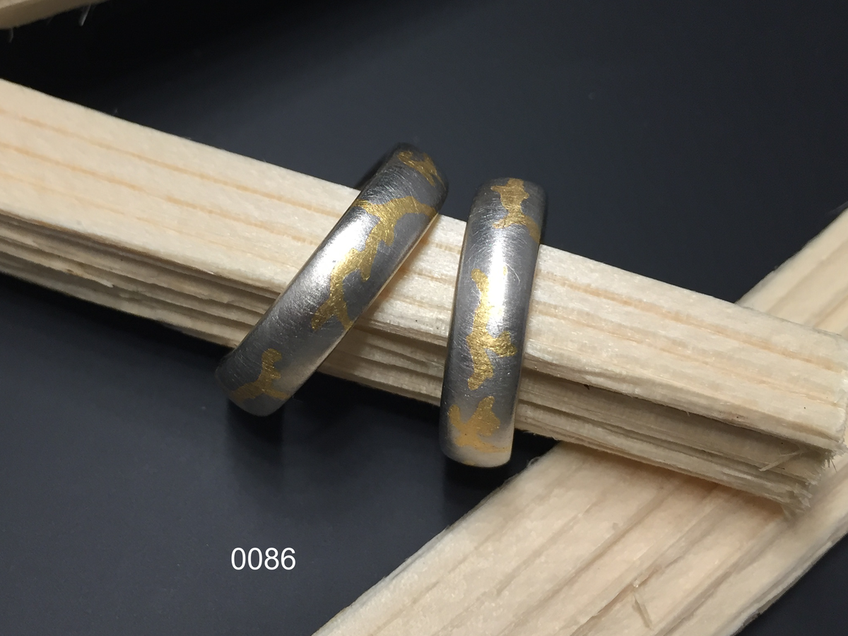 Trauringe aus dem Goldschmiedeatelier Wipf in Wil, Weissgold mit eingeschmolzenem Gelbgold.