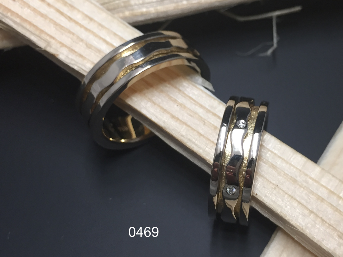 Partnerring in 0750 Gelb-Weissgold mit Brillanten und beweglichem Teil, Unikat aus der Goldschmiede Wipf.