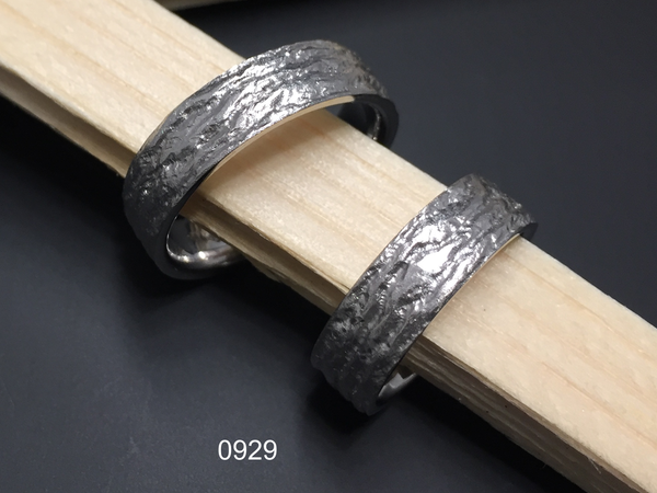 Partnerringin 0750 Weissgold mit individueller Oberfläche, handgefertigt in der Manufaktur Wipf.