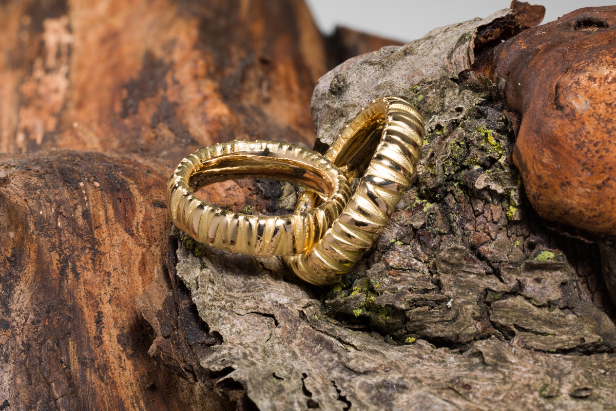 Eheringe in Gelbgold mit Gräseroptik, handgefertigt in der Schmuckmanufaktur Wipf in Wil.