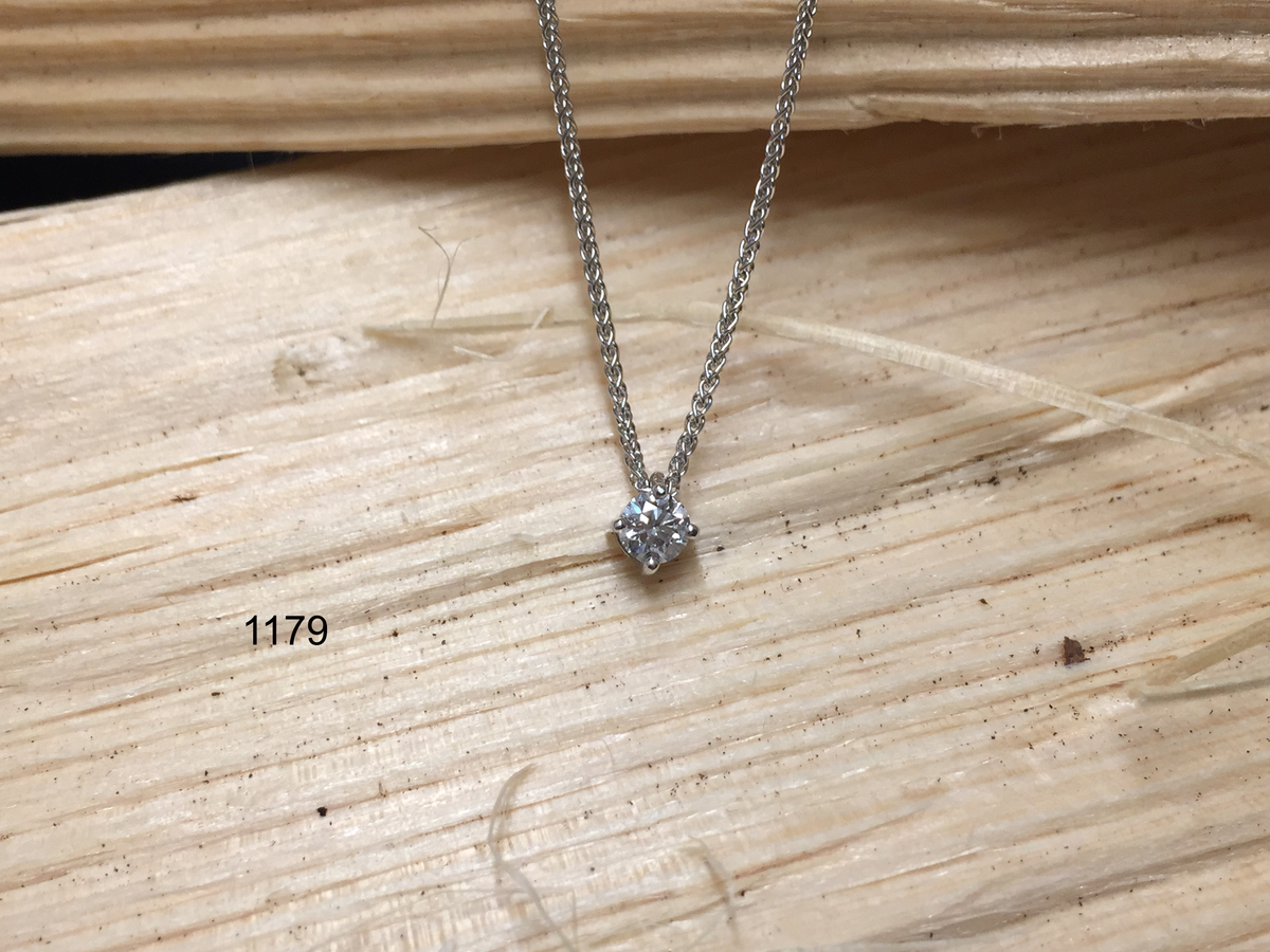 Collitär 4-Griff in 0750 Weissgold mit Brillant. Handgefertigt in der Goldschmiede Wipf.