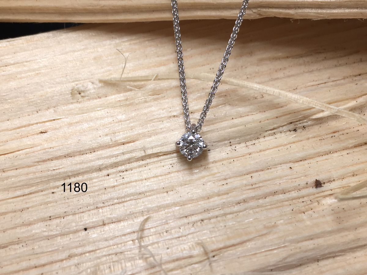 Collitär 4-Griff in 0750 Weissgold mit Brillant. Handgefertigt in der Goldschmiede Wipf.