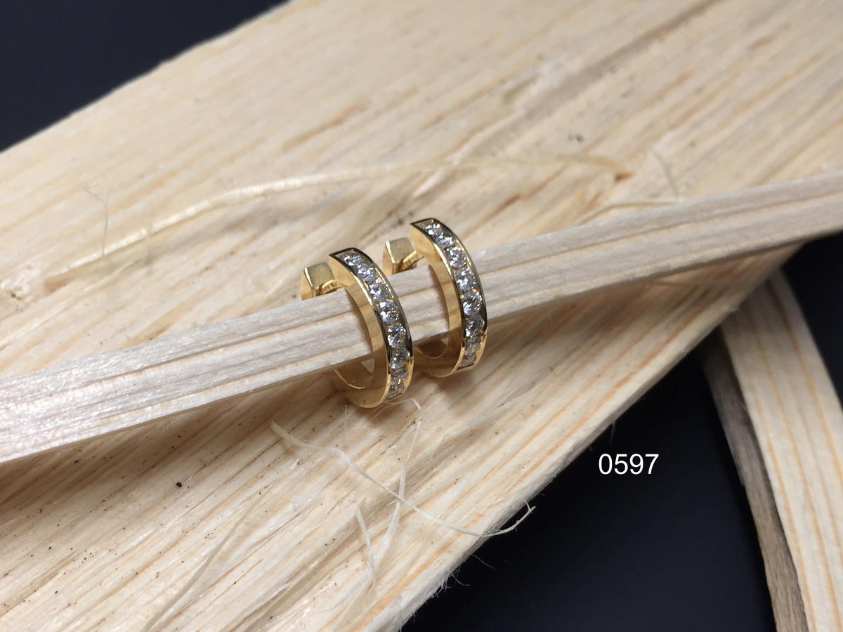 Creolen in 0750 Gelbgold mit Brillanten, handgefertigt in der Goldschmiede Wipf in Wil.
