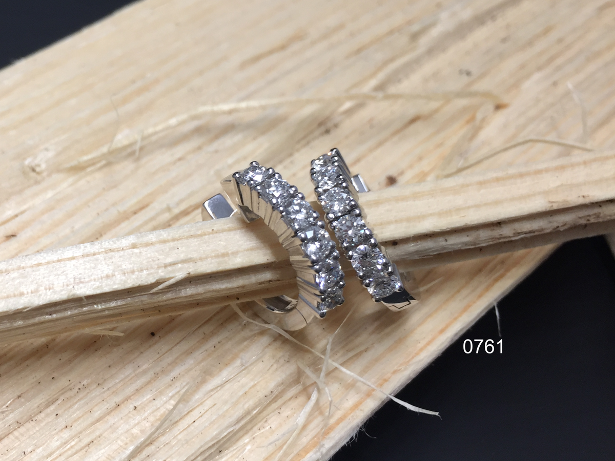 Creolen in 0750 Weissgold mit Brillanten, handgefertigt in der Goldschmiede Wipf in Wil.