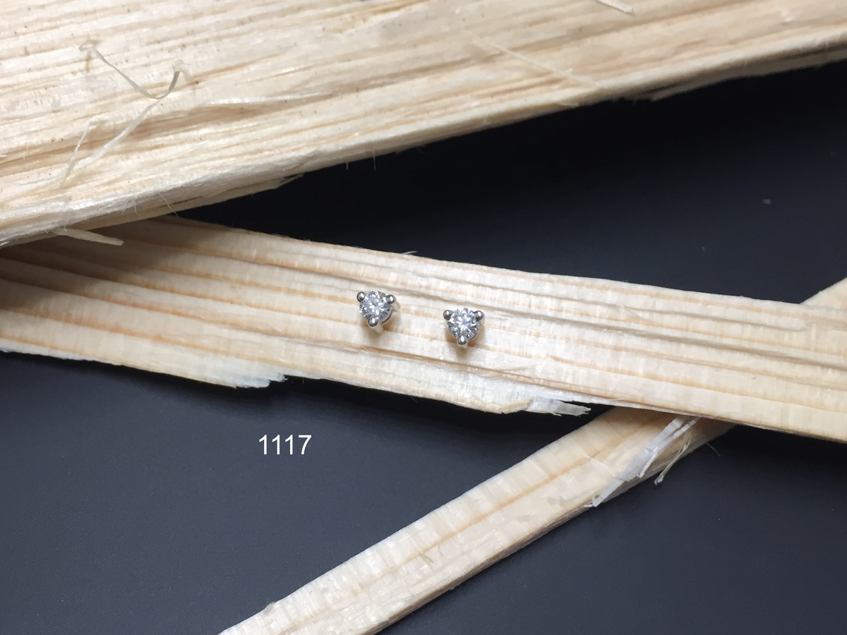 Ohrstecker 3-Griff mit Brillanten in 0750 Weissgold, handgefertigt in der Goldschmiede Wipf in Wil.