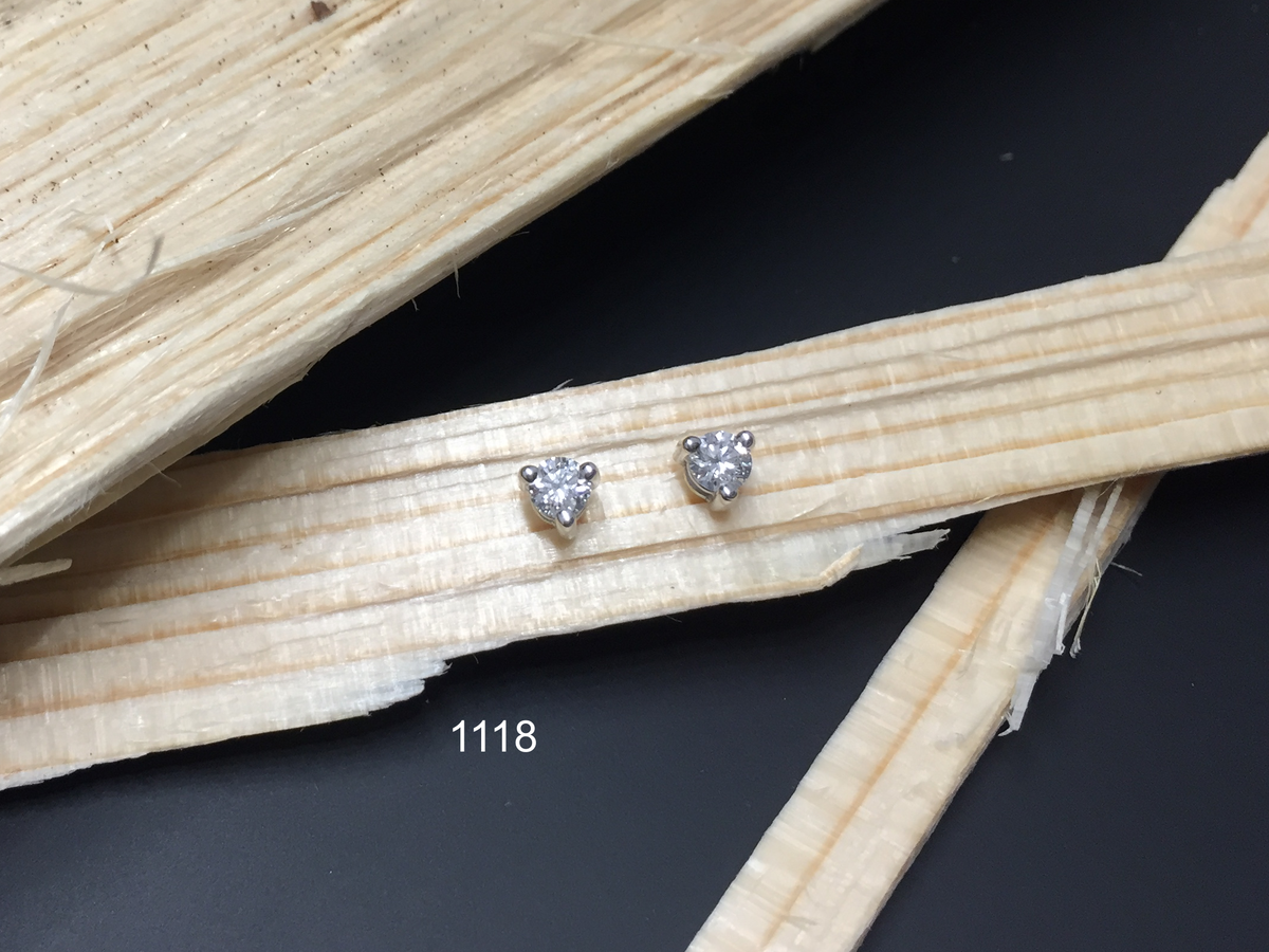 Ohrstecker 3-Griff mit Brillanten in 0750 Weissgold, handgefertigt in der Goldschmiede Wipf in Wil.