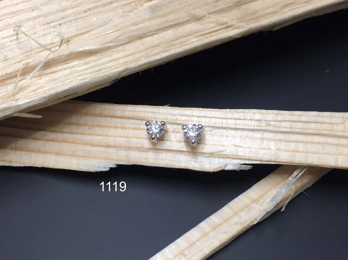 Ohrstecker 3-Griff mit Brillanten in 0750 Weissgold, handgefertigt in der Goldschmiede Wipf in Wil.