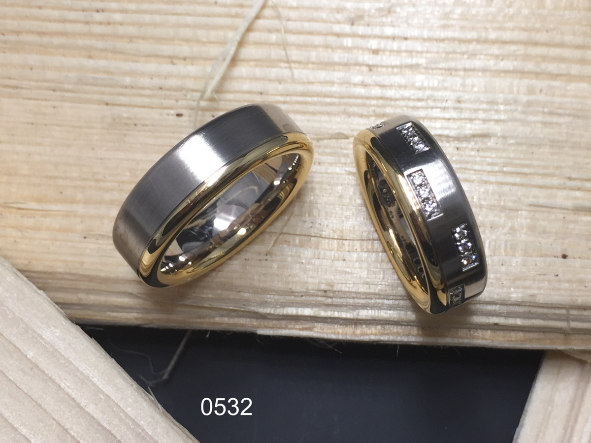Partnerringe in 0750 Weiss-Gelbgold mit Brillanten, handgefertigt in der Goldschmiede Wipf in Wil.