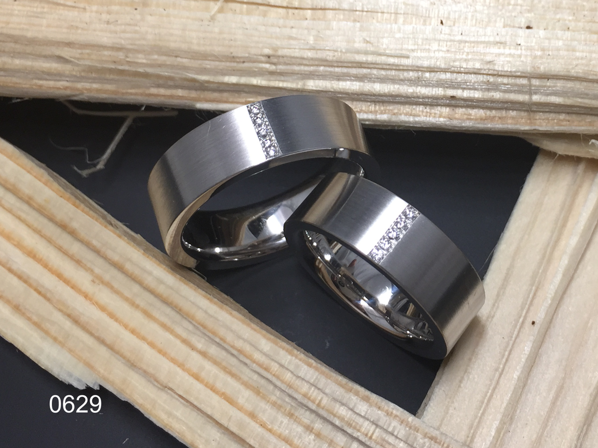 Partnerring in 0750 Weissgold mit Brillanten, gefertigt in der Goldschmiede Wipf in Wil.