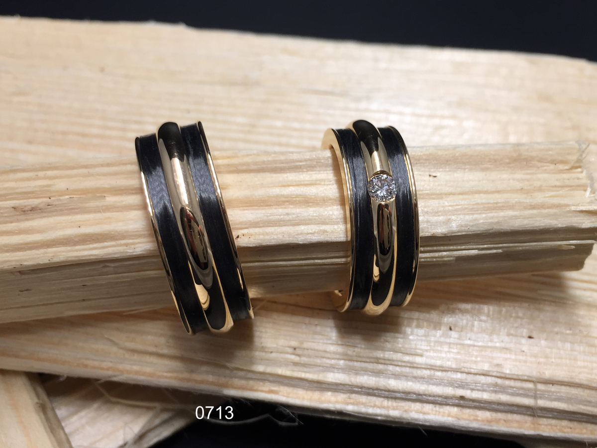 Partnerring in 0750 Rotgold mit Carbon und Brillant, handgefertigt in der Manufaktur Wipf.