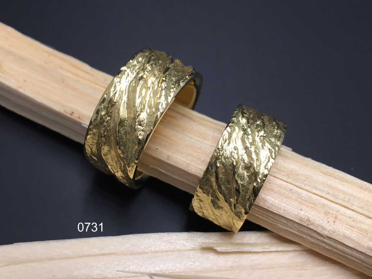 Partnerring in 0750 Gelbgold mit individueller Struktur, handgefertigt in der Manufaktur Wipf.