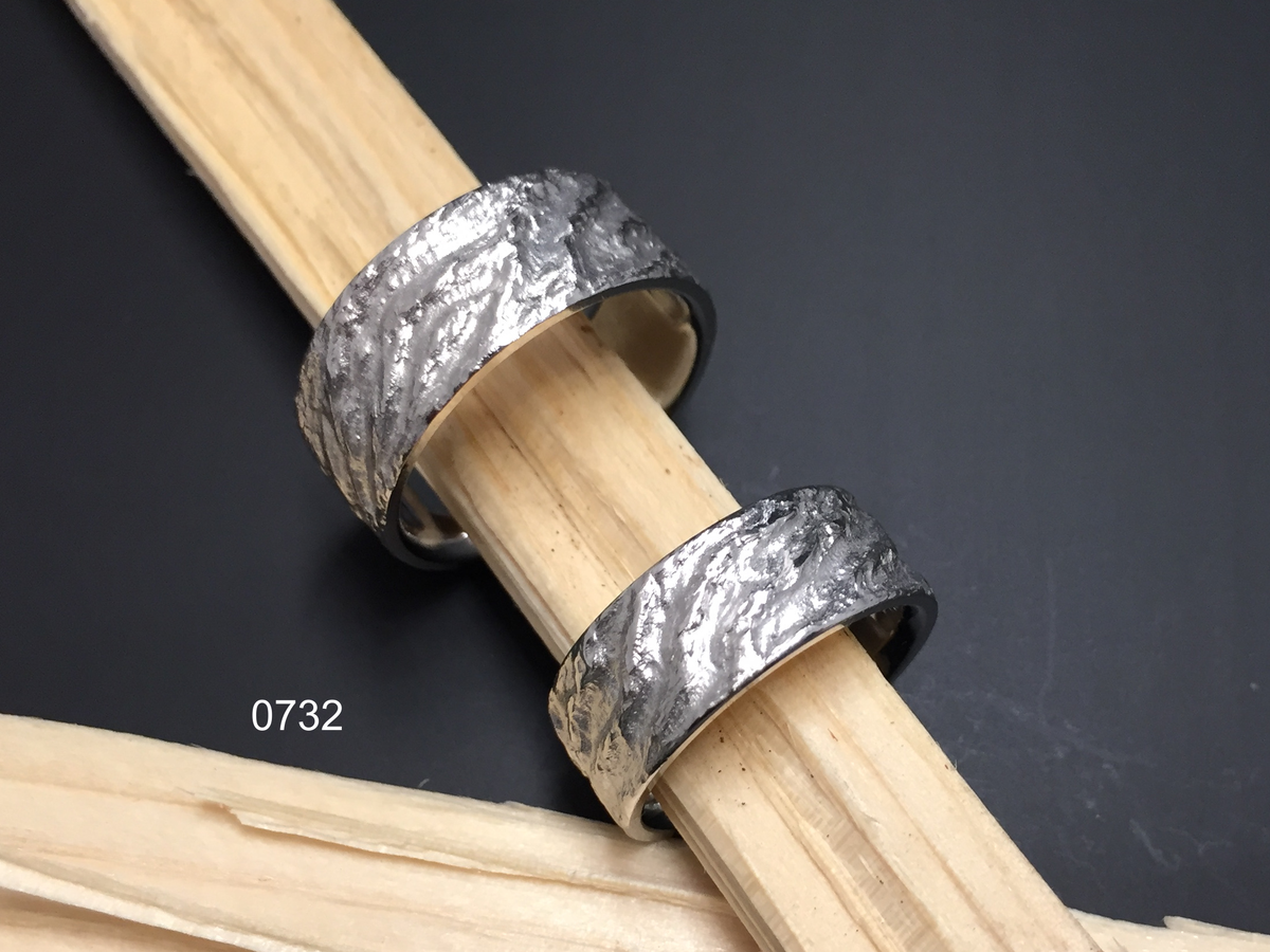 Partnerring in 0750 Weissgold mit individueller Struktur, handgefertigt in der Manufaktur Wipf.