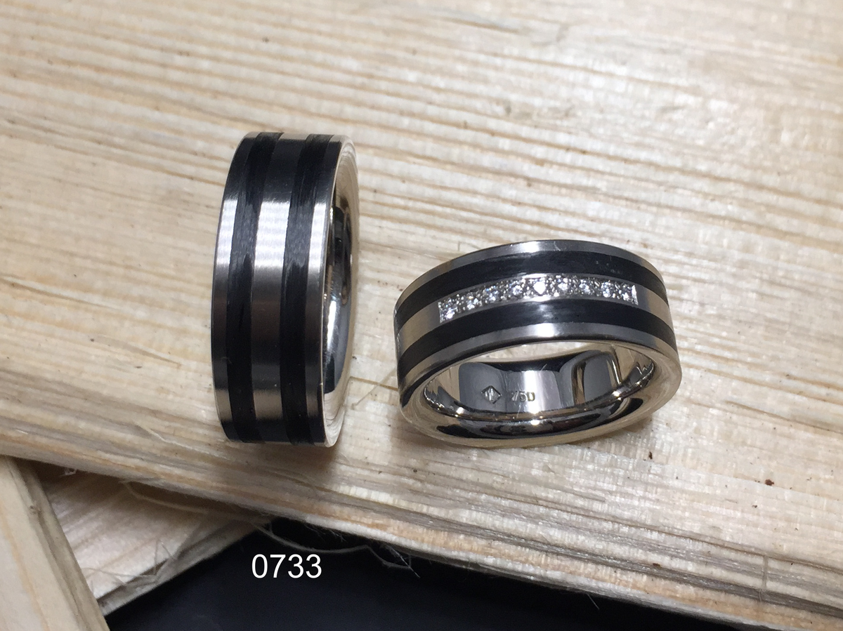 Partnerring in 0750 Weissgold mit Carbon und Brillanten, handgefertigt in der Manufaktur Wipf.