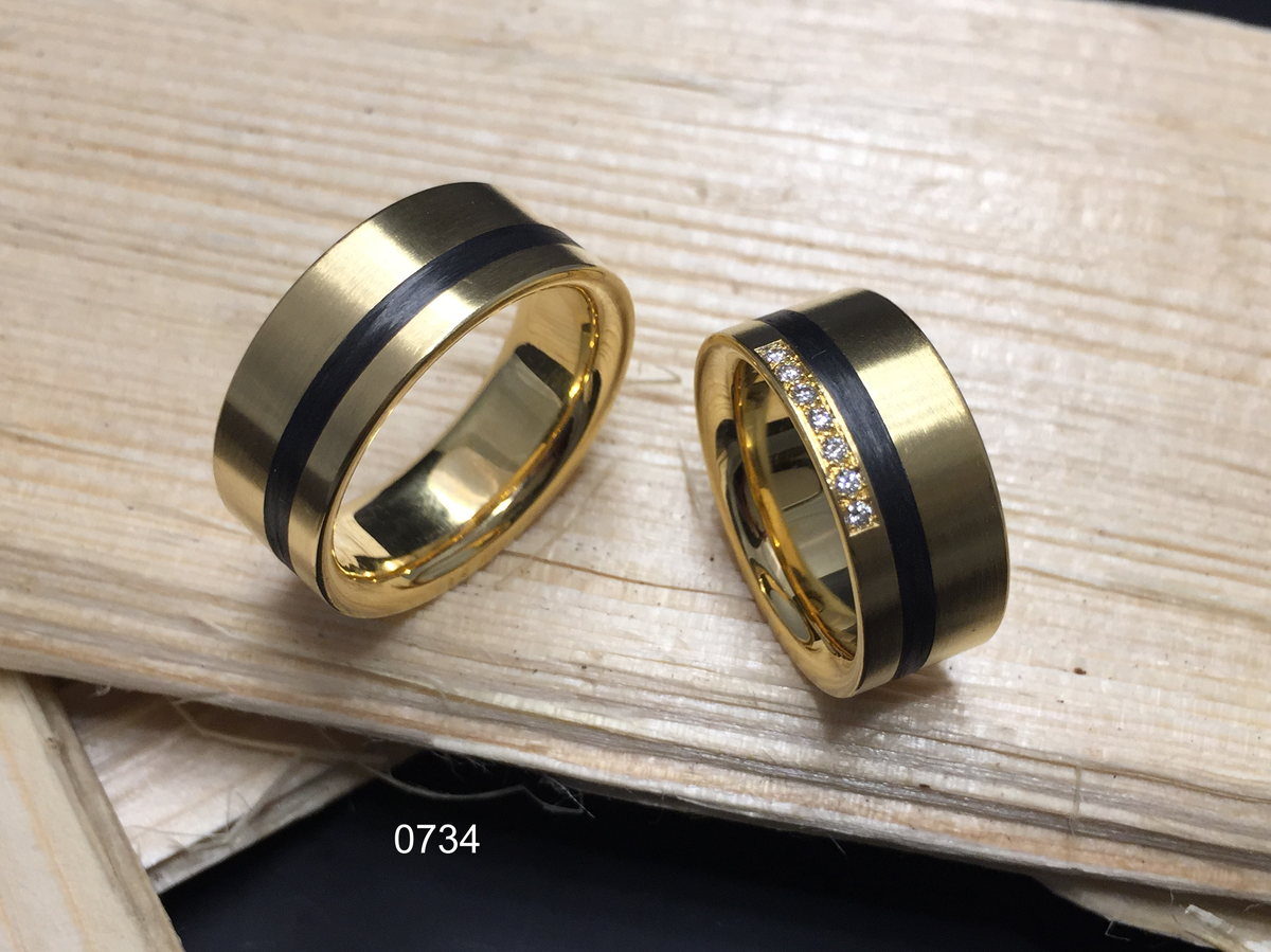 Partnerring in 0750 Gelbgold mit Carbon und Brillanten, handgefertigt in der Manufaktur Wipf.
