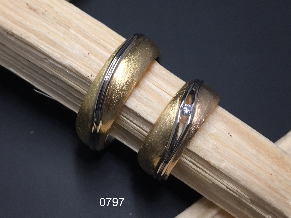 Partnerring in 0750 Rot-Weiss-Gelbgold mit Brillant, handgefertigt in der Manufaktur Wipf.