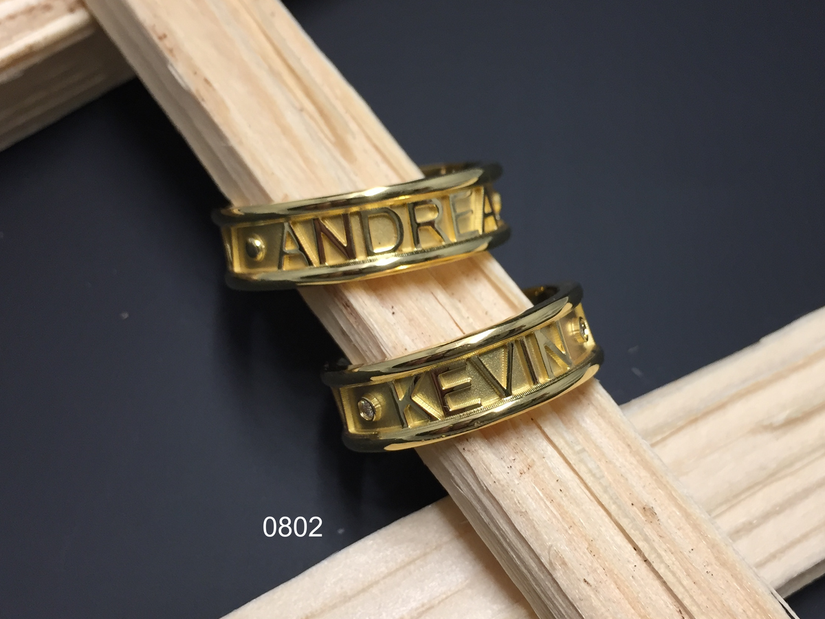 Partnerring in 0750 Gelbgold mit individueller Schrift und Brillanten, handgefertigt in der Manufaktur Wipf.