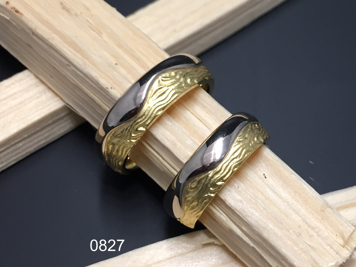 Partnerring in 0750 Weiss-Gelbgold mit Struktur, handgefertigt in der Manufaktur Wipf.