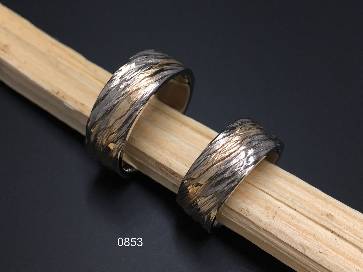 Partnerring in 0750 Weiss-Rotgold mit individueller Struktur, handgefertigt in der Manufaktur Wipf.