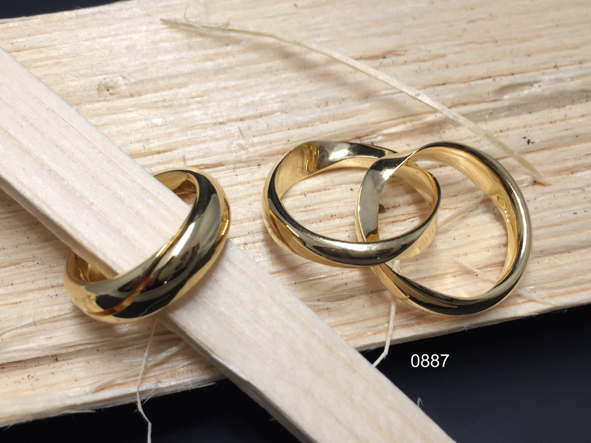 Partnerring in 0750 Gelbgold, 2-Teilig, handgefertigt in der Manufaktur Wipf.