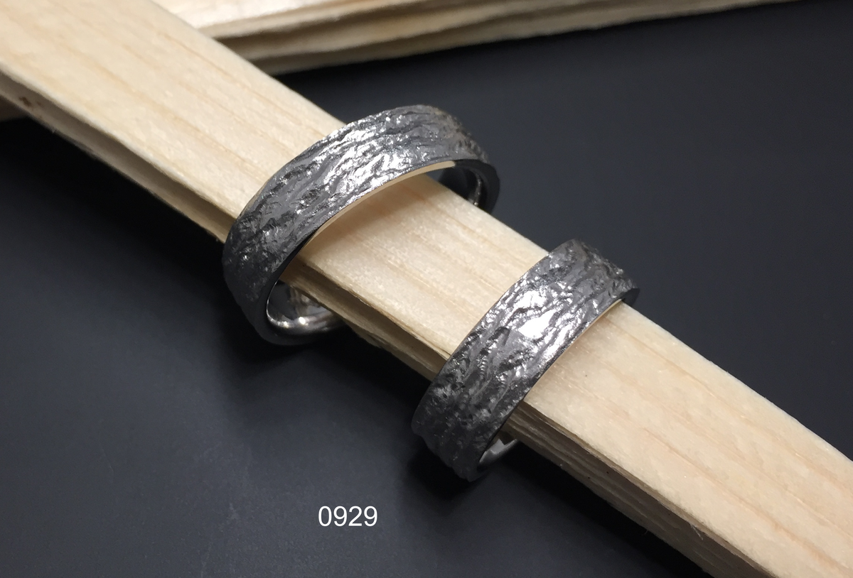 Partnerringin 0750 Weissgold mit individueller Oberfläche, handgefertigt in der Manufaktur Wipf.