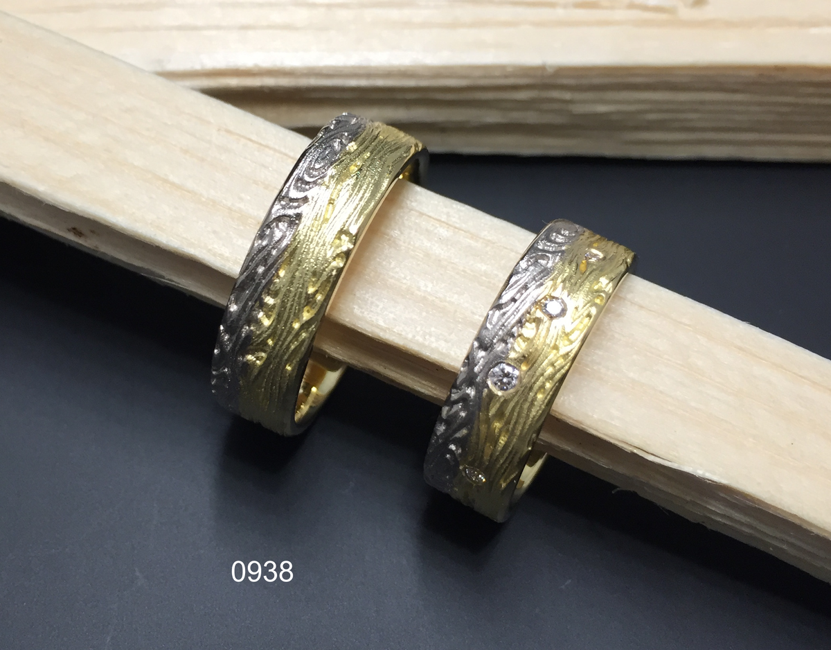Parterringe in 0750 Gelb-Weissgold mit strukturierter Oberfläche und Brillanten, handgefertigt in der Manufaktur Wipf.