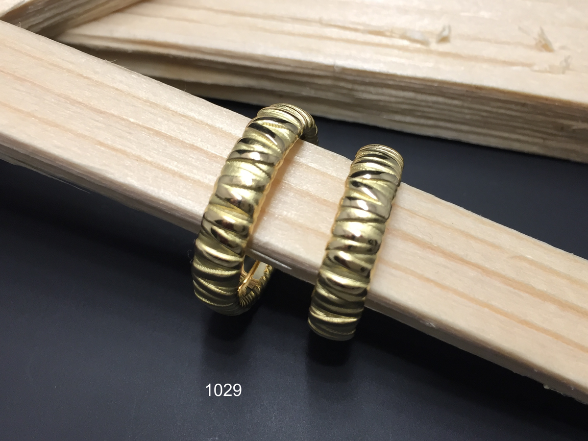 Partnerringe in 0750 Gelbgold mit Gräsermotiv, handgefertigt in der Manufaktur Wipf.