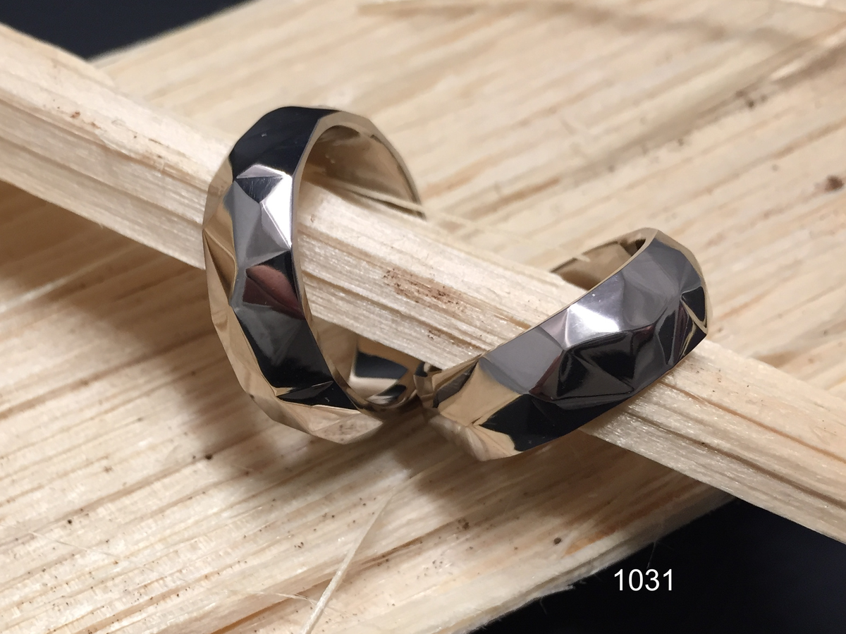 Partnerring in 0750 Weissgold mit Kristallmotiv, handgefertigt in der Manufaktur Wipf.