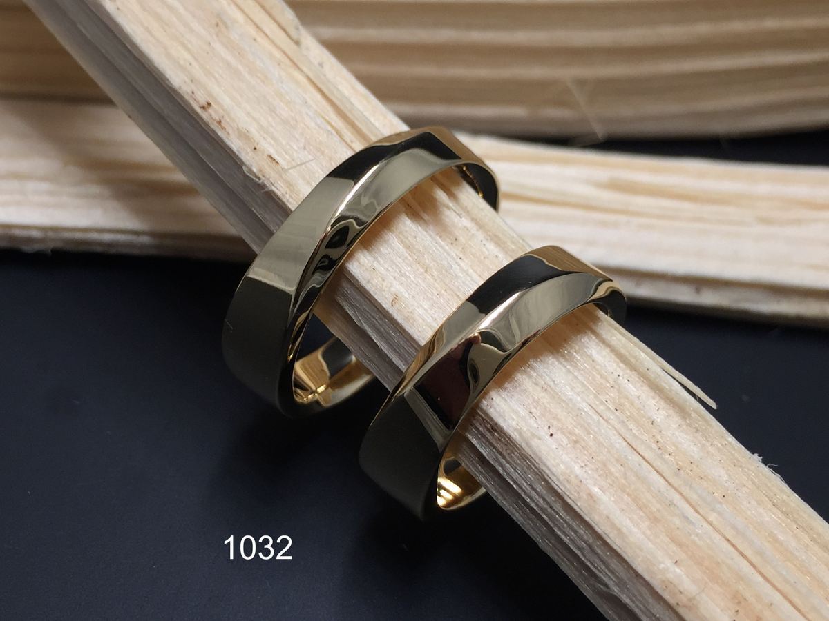 Partnerring in 0750 Gelbgold, Möbiusband, handgefertigt in der Manufaktur Wipf.