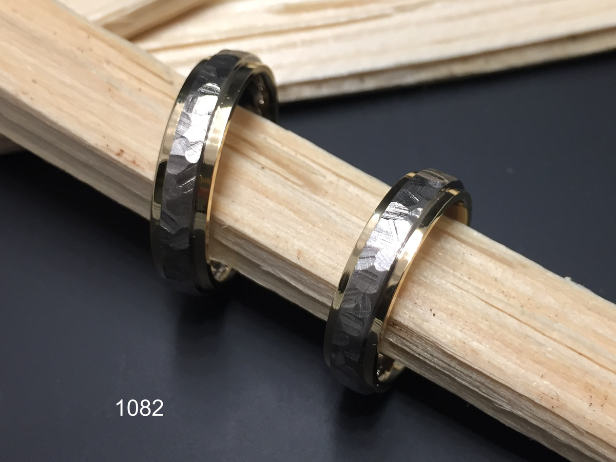 Partnerring in 0750 Weiss-Gelbgold mit Struktur, handgefertigt in der Manufaktur Wipf.