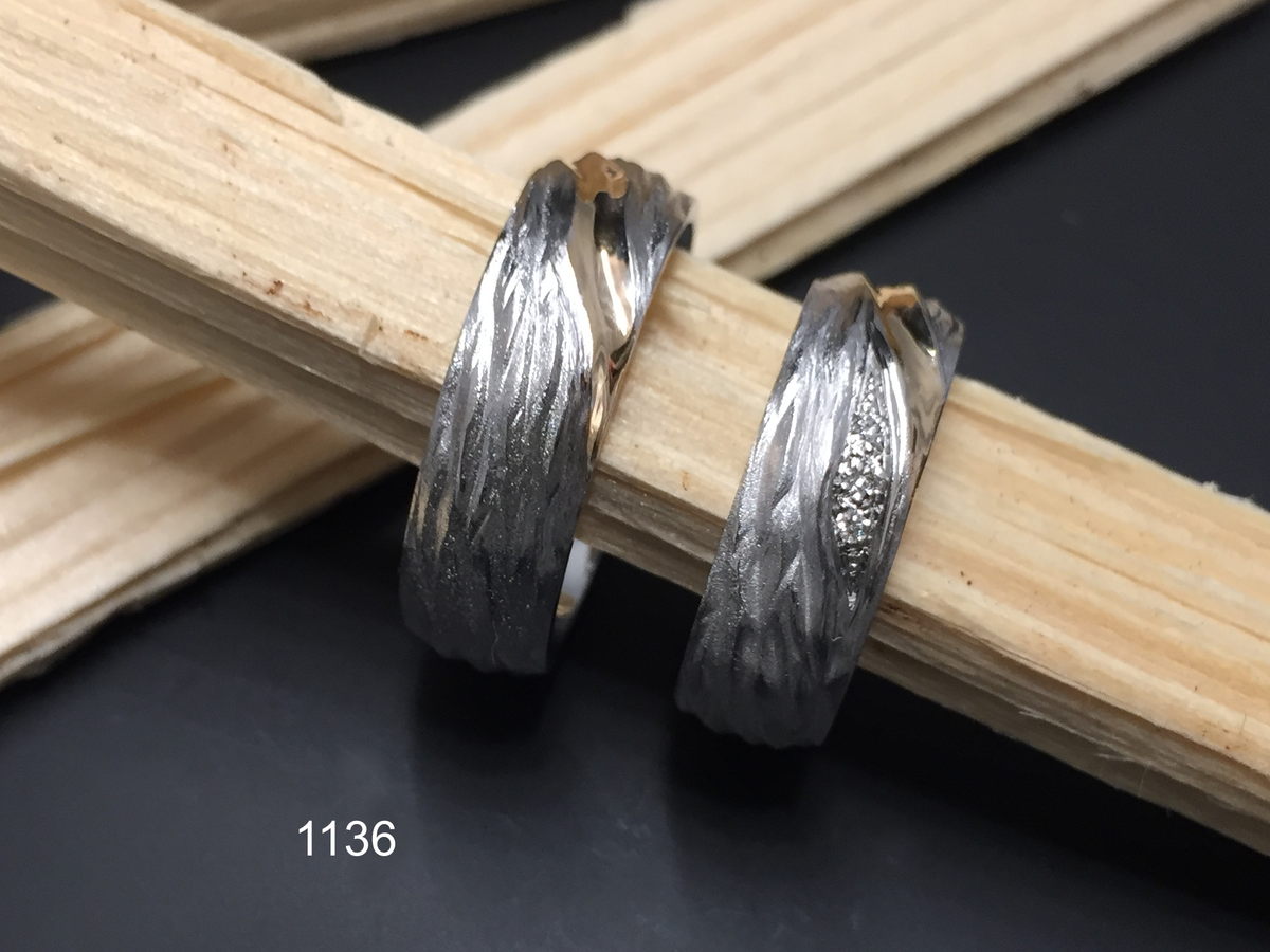 Partnerring in 0750 Weiss-Rotgold mit Struktur und Brillanten, handgefertigt in der Goldschmiede Wipf.