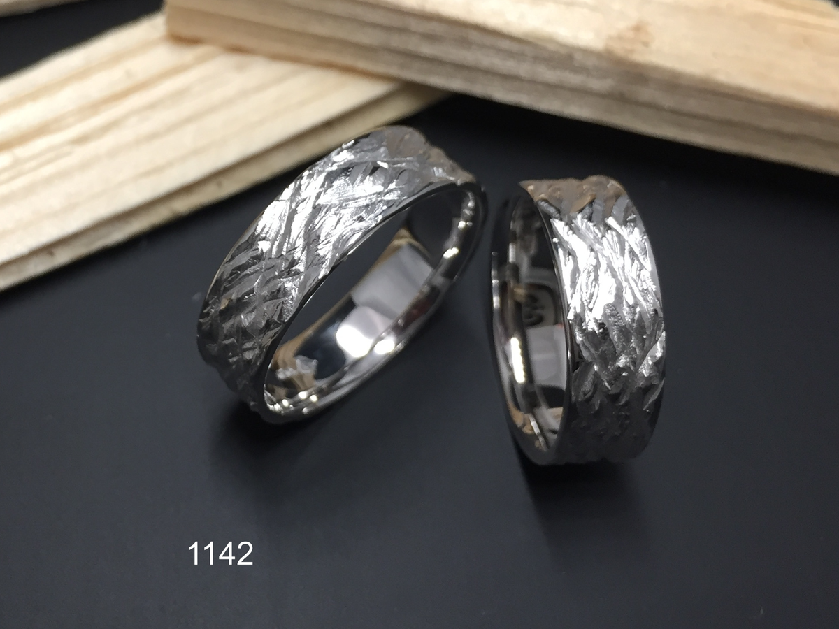 Partnerringe in 0750 Weissgold mit spezieller Struktur, handgefertigt in der Manufaktur Wipf.